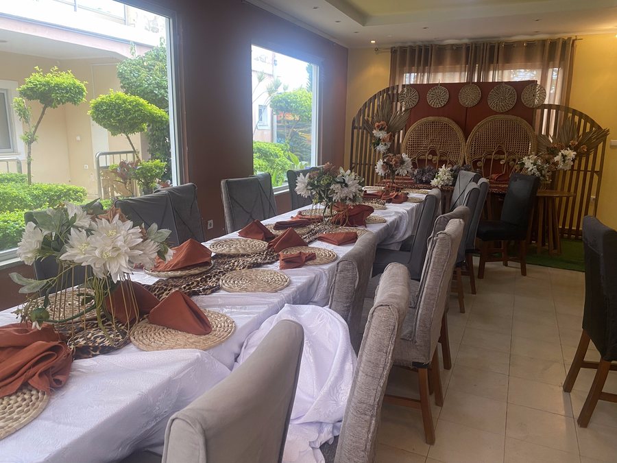 Sala preparada com mesas postas
