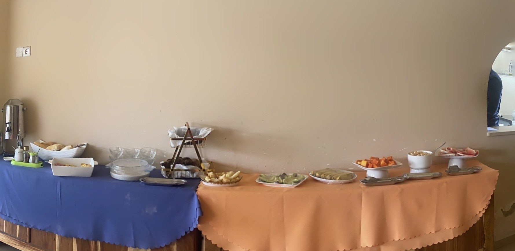 Vista panorâmica do buffet do pequeno-almoço