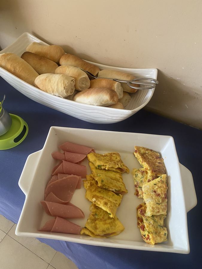 Fiambre, omelete e p&atilde;o fresco